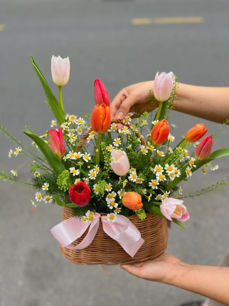 Giỏ hoa tulip trắng đơn giản tinh tế