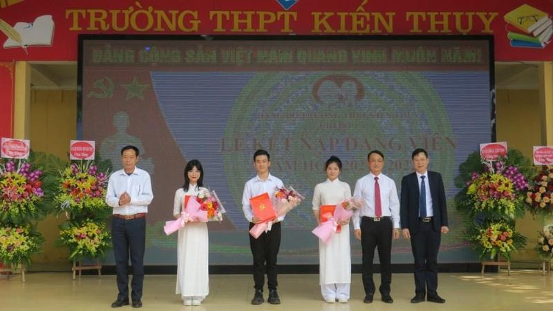 Bố trí bàn học theo phong thủy cho người sinh năm 2003