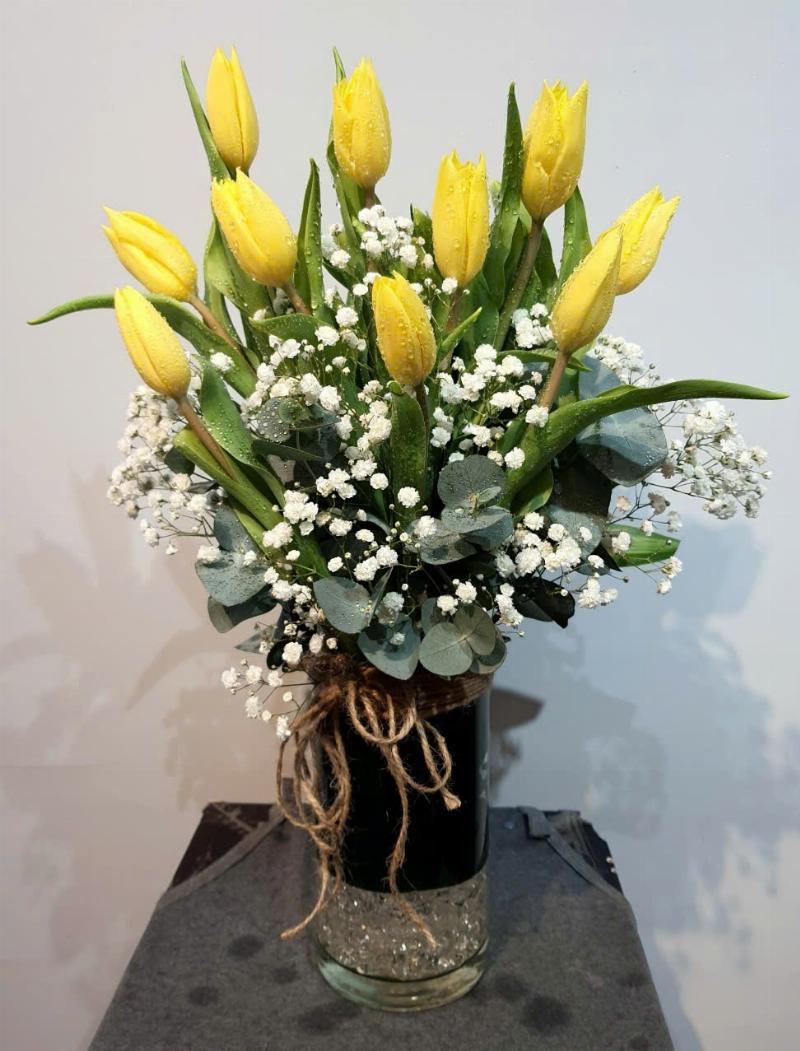Hoa tulip vàng trang trí không gian sống
