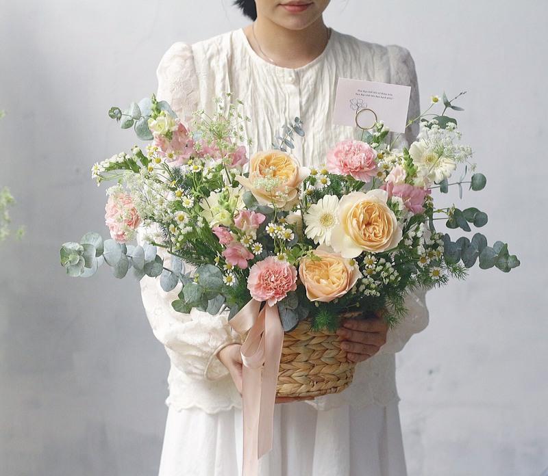Một bó hoa tulip màu hồng được gói cẩn thận, sẵn sàng làm quà tặng sinh nhật ý nghĩa