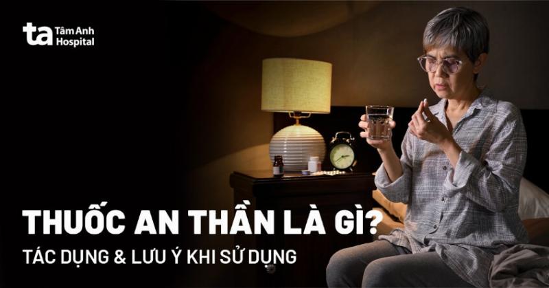 Một bức ảnh kết hợp nhiều loại hoa khác nhau như oải hương, sen, diên vỹ, thược dược, mỗi loại tượng trưng cho một khía cạnh tính cách.