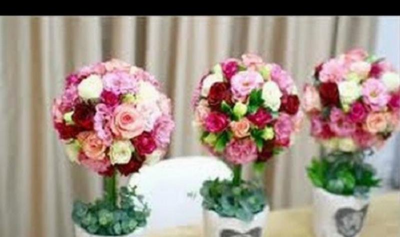 Hình ảnh minh họa bình hoa tulip đơn giản đang được cắm vào bình thủy tinh, thể hiện các bước xếp cành.