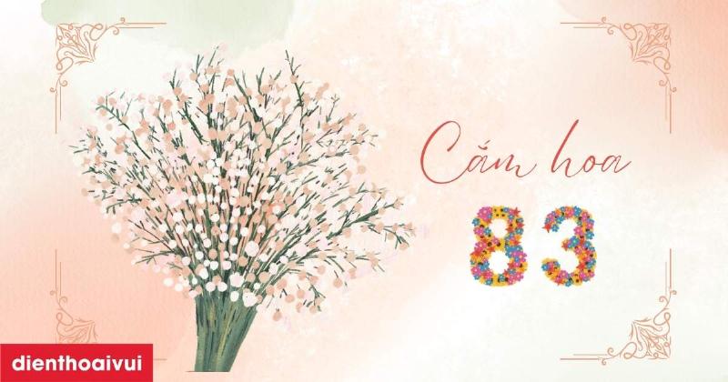 Hình ảnh bình hoa tulip được cắm kết hợp với một số loại hoa phụ khác và cành lá, tạo nên một tổng thể hài hòa.