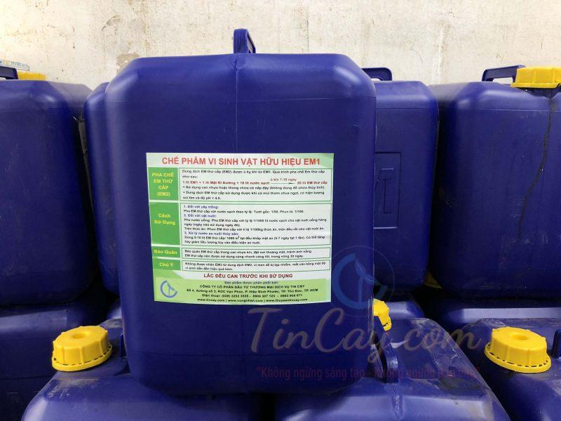 Chai chế phẩm EM gốc nguyên bản, màu nâu sẫm, thường được dùng để nhân bản.