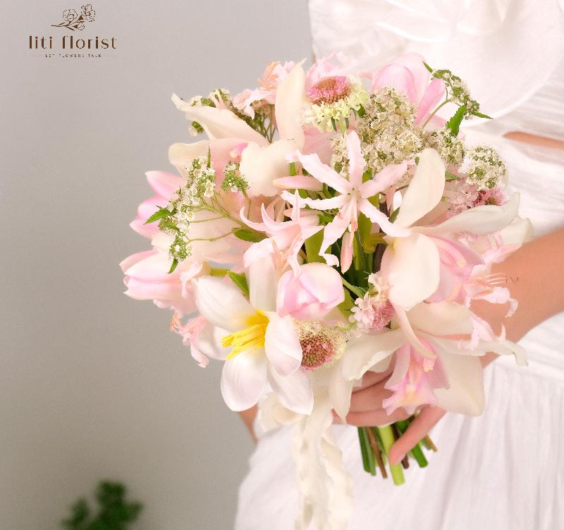 Hình ảnh bó hoa cưới cầm tay phù hợp với từng mùa trong năm, minh họa việc lựa chọn hoa theo mùa và ý nghĩa