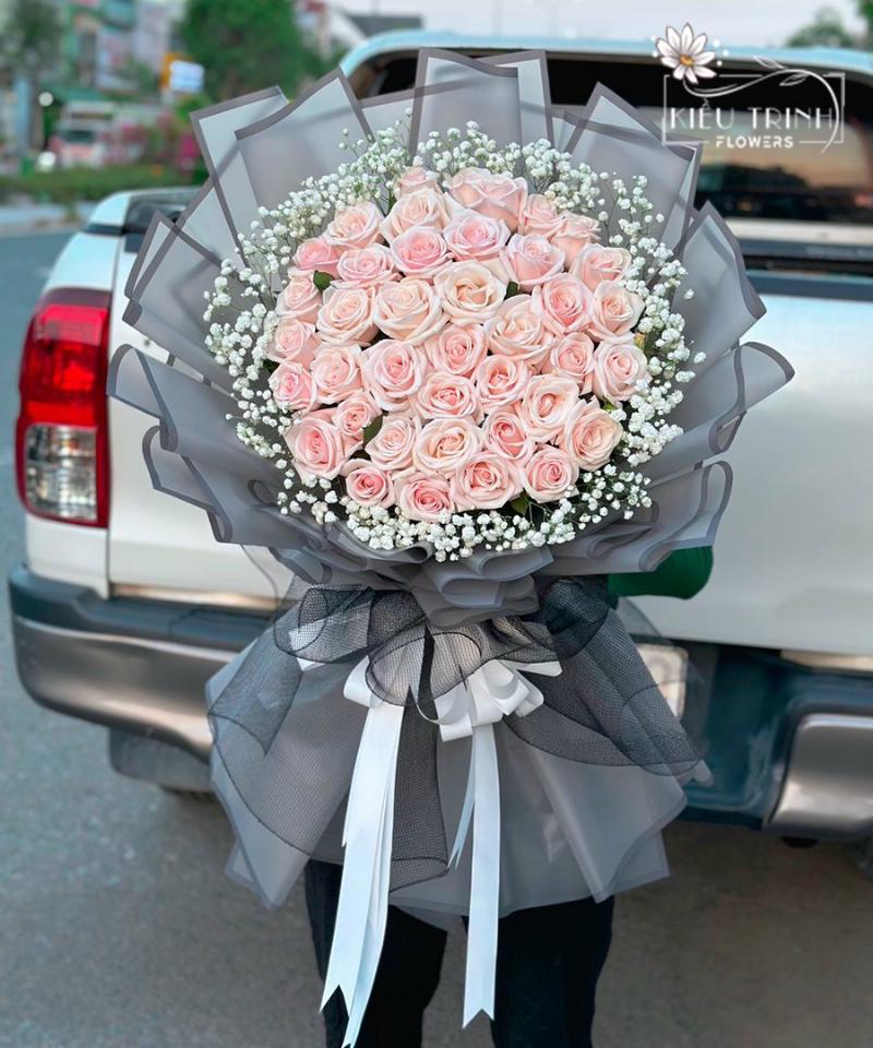 Nhân viên giao hoa tươi chuyên nghiệp từ shop hoa tươi giao tận nơi Tân Bình