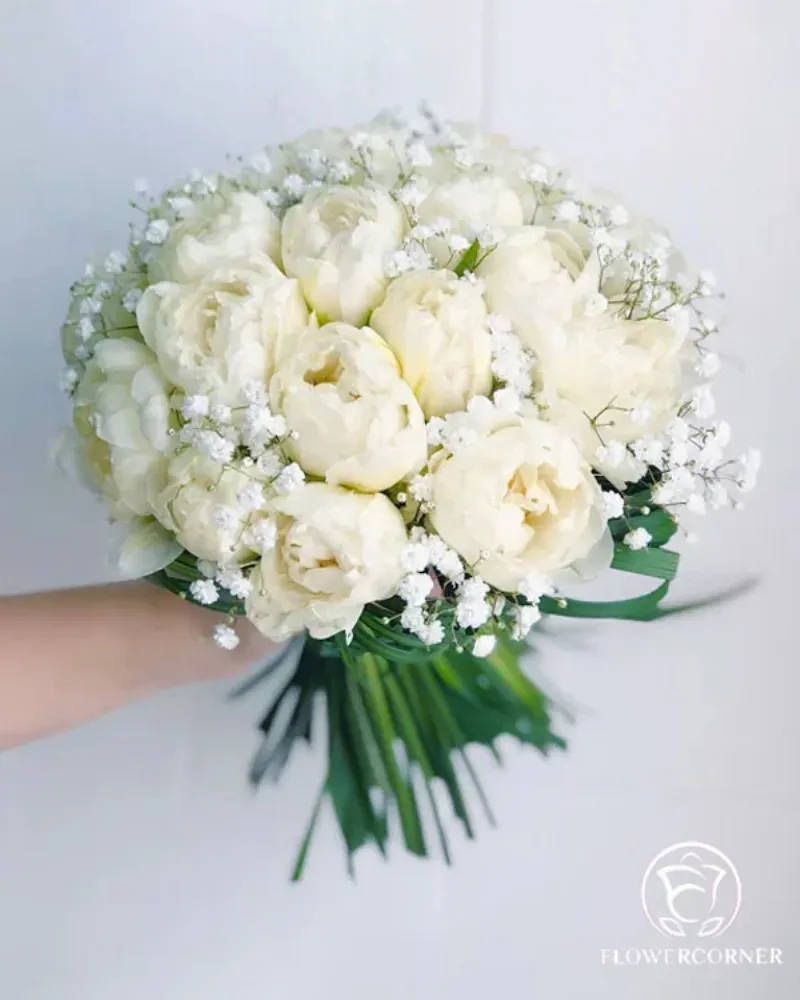 Hoa cưới cầm tay cô dâu hiện đại