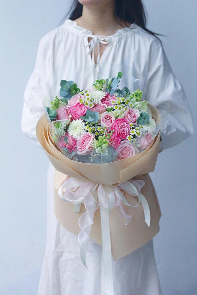 Hình ảnh một bó hoa hồng vàng lớn được gói đẹp mắt, phù hợp làm quà tặng sinh nhật