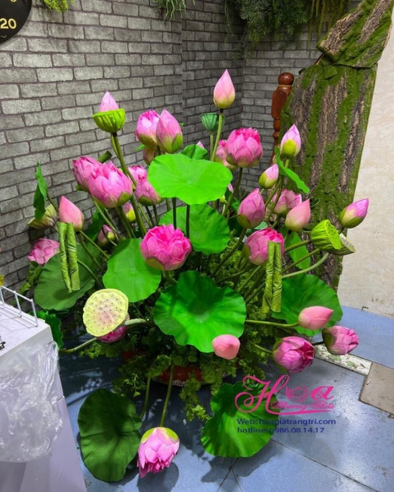 Một bình hoa sen đang được cắm trang trí trong không gian nội thất hiện đại