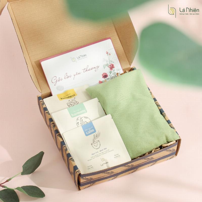 Hộp hoa hình trái tim với hoa hồng đỏ lãng mạn làm quà tặng 20/10 cho người yêu