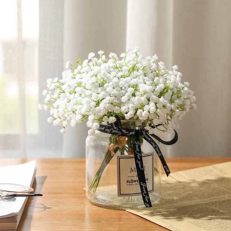 Một bó hoa kết hợp hoa hồng hồng với baby's breath và lá xanh, thể hiện cách phối hợp màu sắc và kết cấu hài hòa