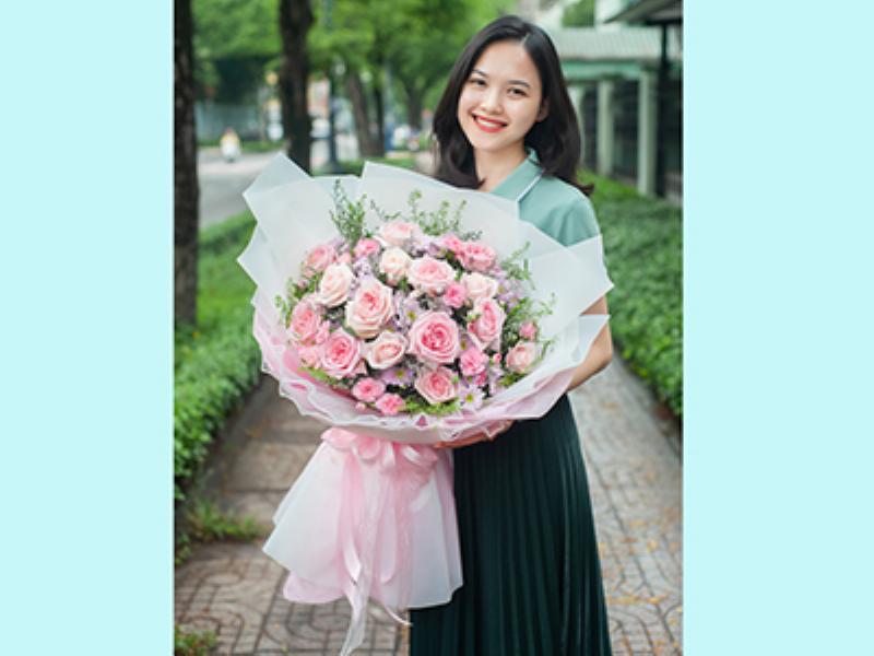 Một bó hoa kết hợp hoa tulip màu hồng với hoa baby's breath và lá xanh, tạo nên vẻ đẹp lãng mạn và tinh tế