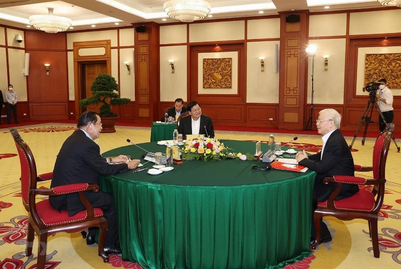 Hình ảnh hoa sử quân tử được kết hợp hài hòa với các loại cây khác trong vườn hoặc trong bình hoa, thể hiện tính linh hoạt trong trang trí.