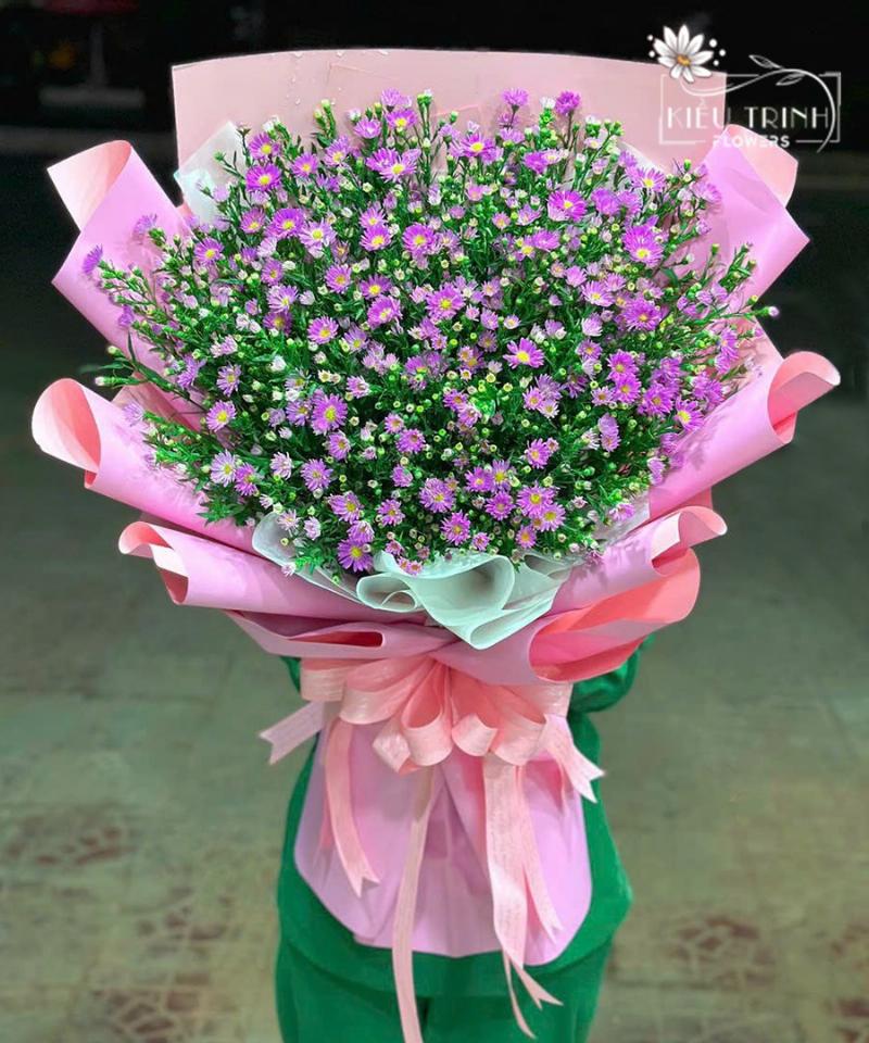 Khách hàng đang chọn những bó hoa tươi tại shop hoa tươi ở Tân Bình