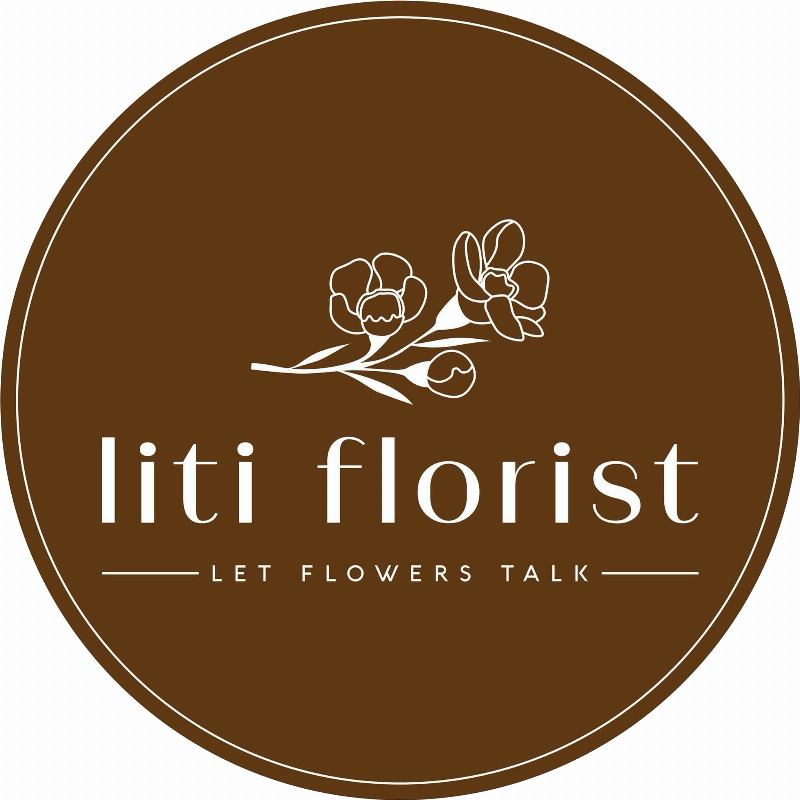 Cô dâu đang làm việc với florist để lựa chọn hoa cưới cầm tay, thể hiện sự tư vấn chuyên nghiệp và cá nhân hóa