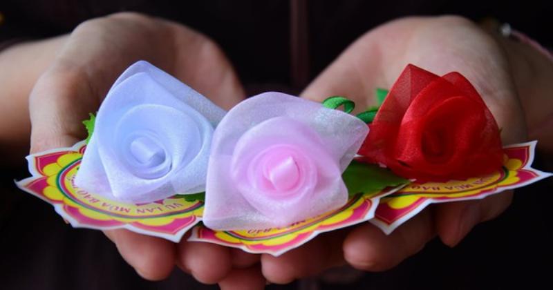 Ý Nghĩa Bông Hồng Cài Áo trong Lễ Vu Lan