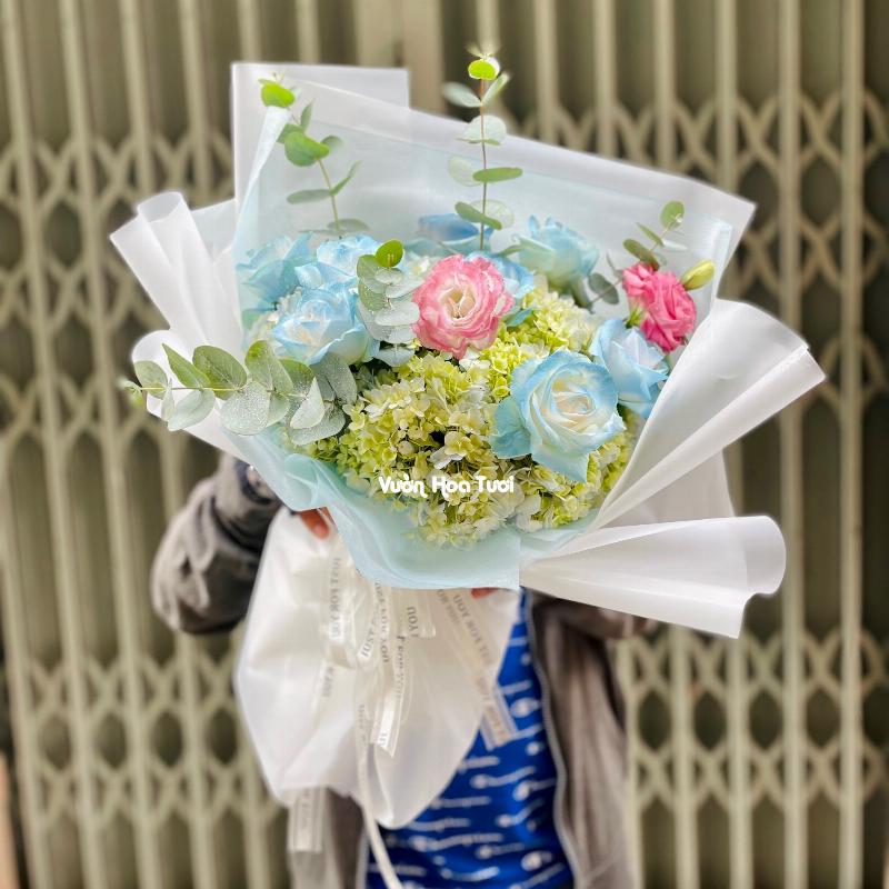 Một tấm thiệp nhỏ với lời nhắn ngọt ngào đặt trên bó hoa, tăng thêm ý nghĩa khi tặng cho người yêu