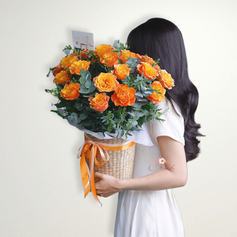 Hình ảnh một nghệ nhân cắm hoa đang tỉ mỉ hoàn thiện bó hoa chúc mừng, thể hiện sự chuyên nghiệp và tâm huyết