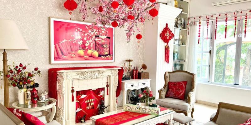 Chậu hoa nhất điểm hoàng vàng rực rỡ đặt trên bàn phòng khách, tạo điểm nhấn ấm cúng và may mắn
