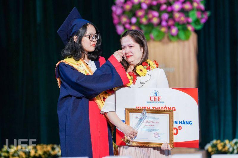 Sinh vien hanh phuc doi vong hoa nguyet que trong ngay le tot nghiep 