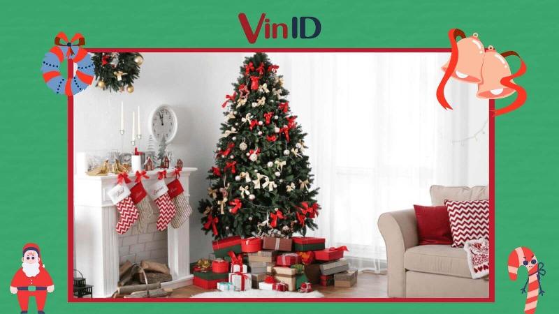 Gia đình quây quần bên nhau trang trí cây thông Noel trong phòng khách ấm cúng ngập tràn ánh đèn lung linh