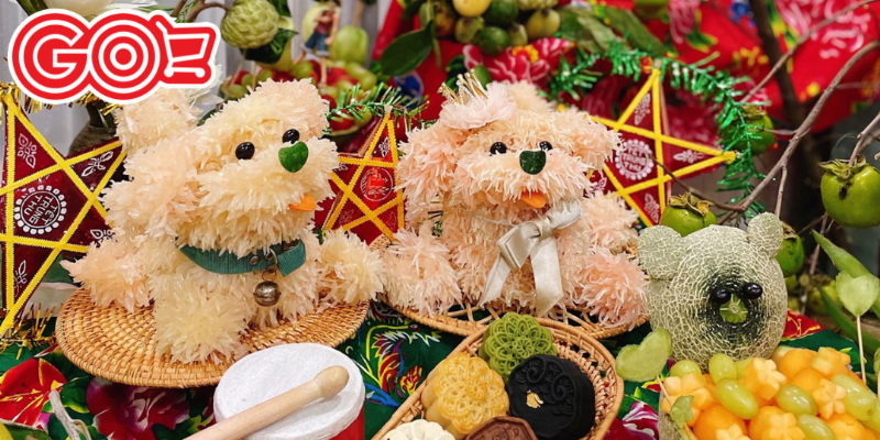Mâm cỗ trung thu đầy màu sắc với hoa tươi và bánh trung thu