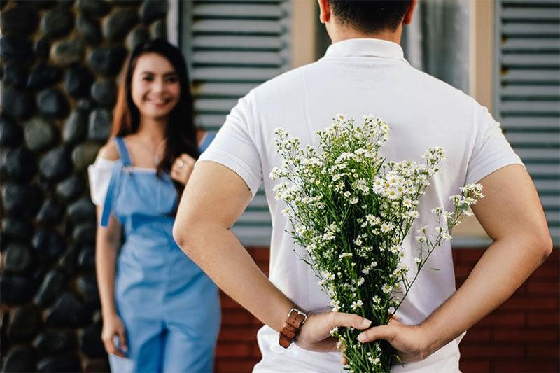 Một người đang tự tay cắm bó hoa tặng mẹ dịp 20/10 