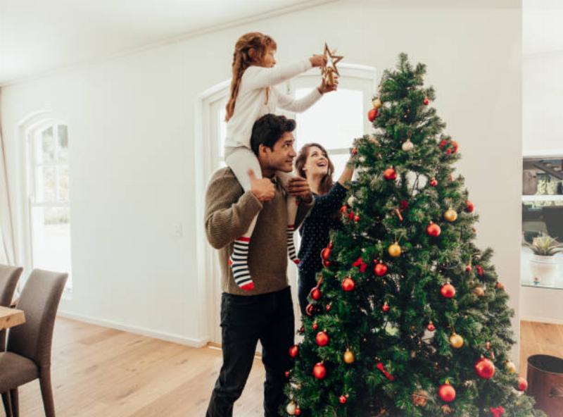 Cây thông Noel trang trí theo xu hướng hiện đại với tông màu pastel và kim loại, hoặc phong cách tối giản Bắc Âu
