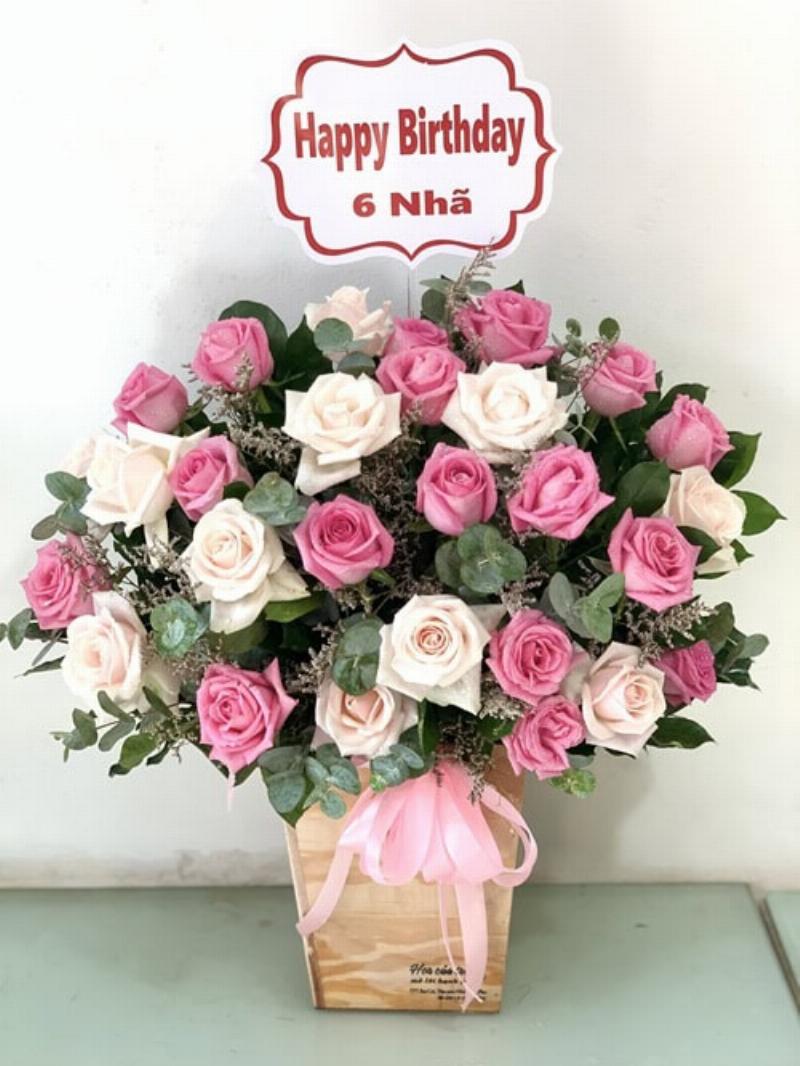 Hình ảnh các loại hoa phổ biến dùng trong bó hoa chúc mừng như hồng, hướng dương, lily, cẩm chướng, kèm chú thích ngắn về ý nghĩa của từng loại hoa