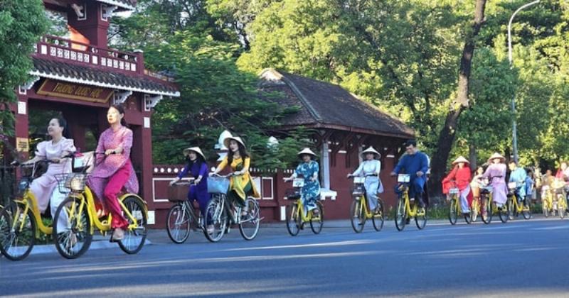 Hình ảnh minh họa ý nghĩa ngày 20/10 với biểu tượng người phụ nữ và hoa 