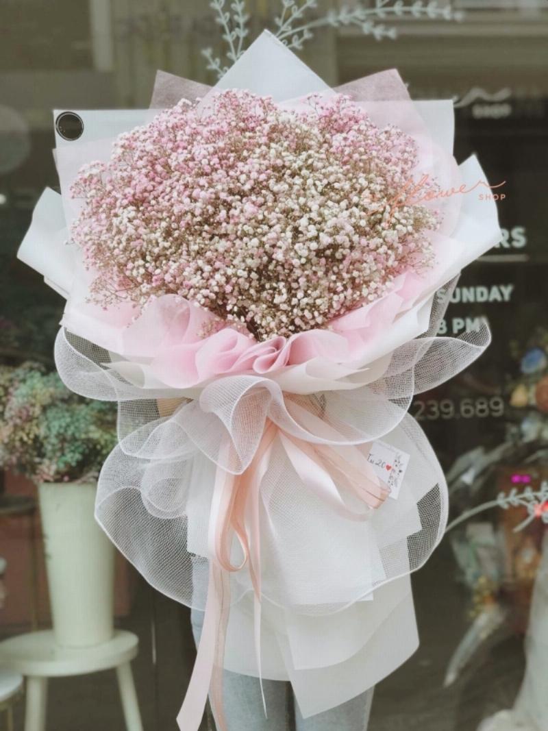 Một bó hoa hồng màu hồng được kết hợp hài hòa với hoa baby trắng, tạo nên vẻ đẹp lãng mạn, tinh khôi và ngọt ngào.