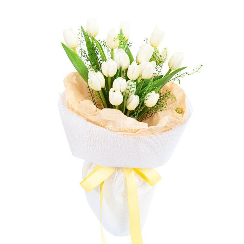 Bó hoa tulip kết hợp hài hòa với các loại hoa và lá khác, tạo nên món quà ý nghĩa
