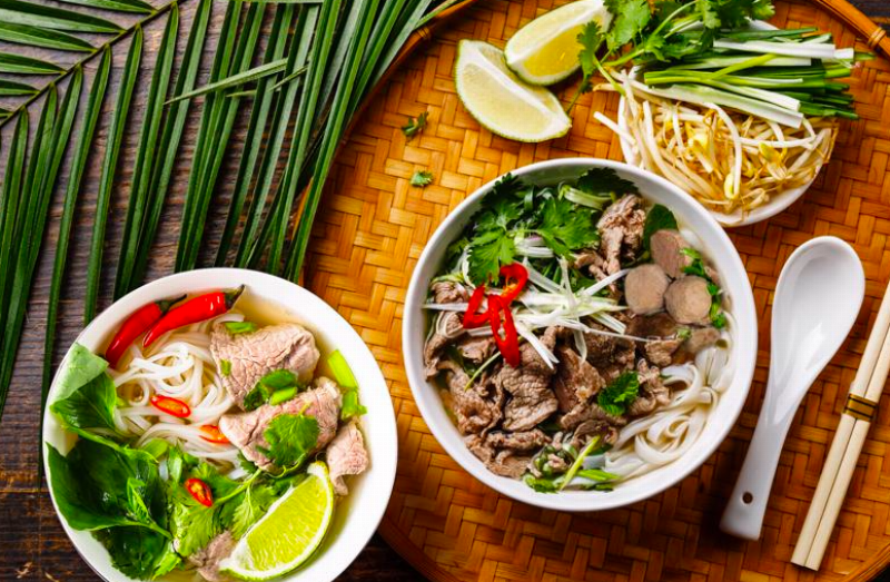 Một bát phở nóng có trang trí thanh quế và hồi, minh họa cách dùng quế trong ẩm thực Việt