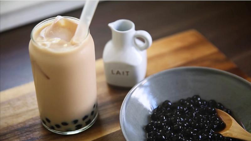 Ly trà quế mật ong nóng hổi bên cạnh thanh quế và lọ mật ong, minh họa cách dùng quế pha trà