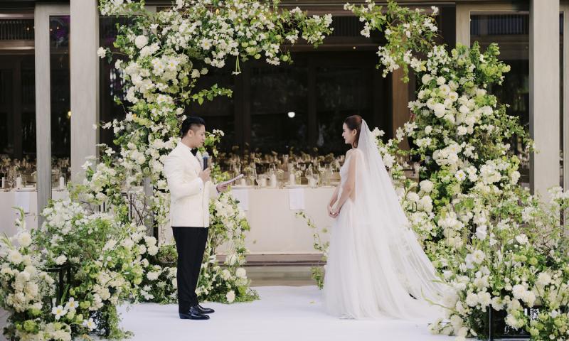 Ý tưởng sử dụng hoa calla lily cho đám cưới minimalist và kiến trúc