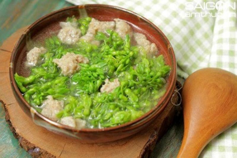Món canh hoa thiên lý nấu thịt băm hoặc tôm, bát canh nóng hổi, hấp dẫn cho bà bầu.