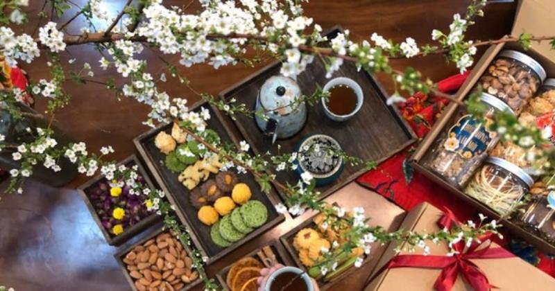 Hình ảnh cận cảnh cành hoa tuyết mai trắng khẳng khiu với vô số nụ và bông hoa nhỏ li ti, thể hiện vẻ đẹp mộc mạc và tinh khôi đặc trưng của loài hoa này.