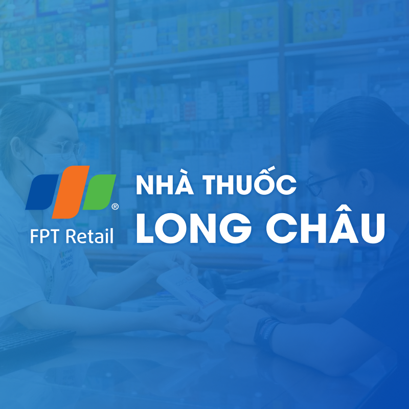 Hinh anh cay xuyen chi moc dai ven duong voi hoa trang nho va nhuy vang, cho thay su pho bien cua loai thao duoc nay