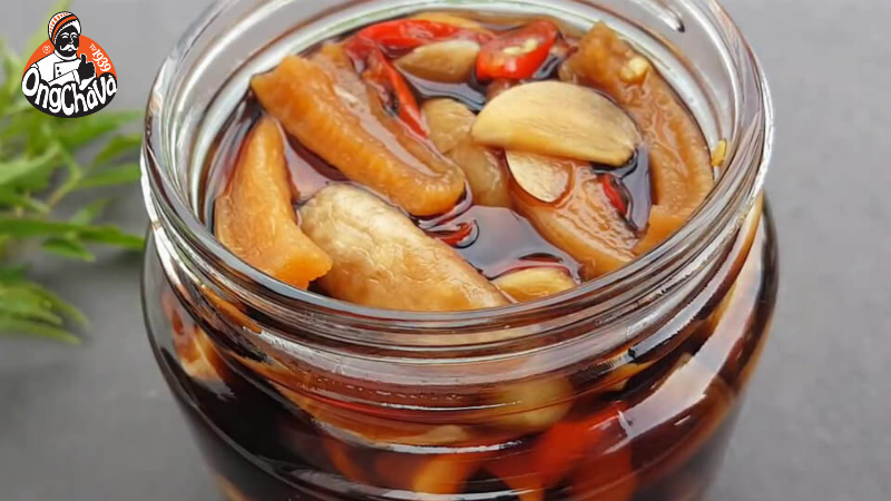 Củ cải trắng được sơ chế, làm sạch và thái lát để chuẩn bị phơi khô tại nhà