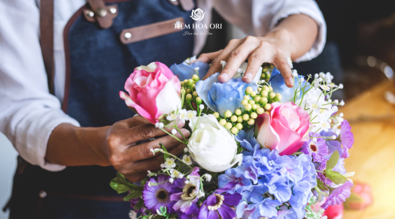 Các dụng cụ cần thiết khi cắm hoa tulip tại nhà, bao gồm bình, kéo, dao, chất bảo quản.
