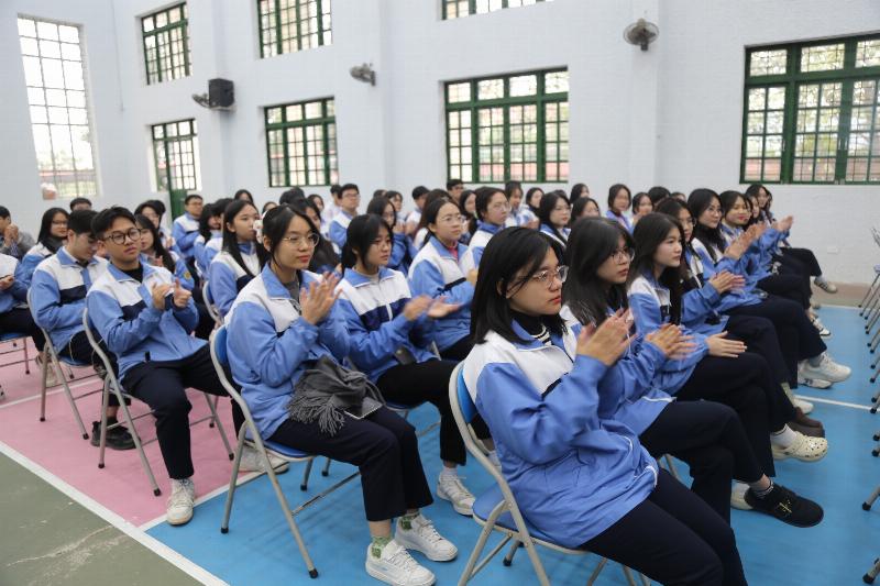 Sơ đồ cấu tạo mặt cắt ngang của lá cho thấy lớp biểu bì và cutin trong suốt ở bề mặt