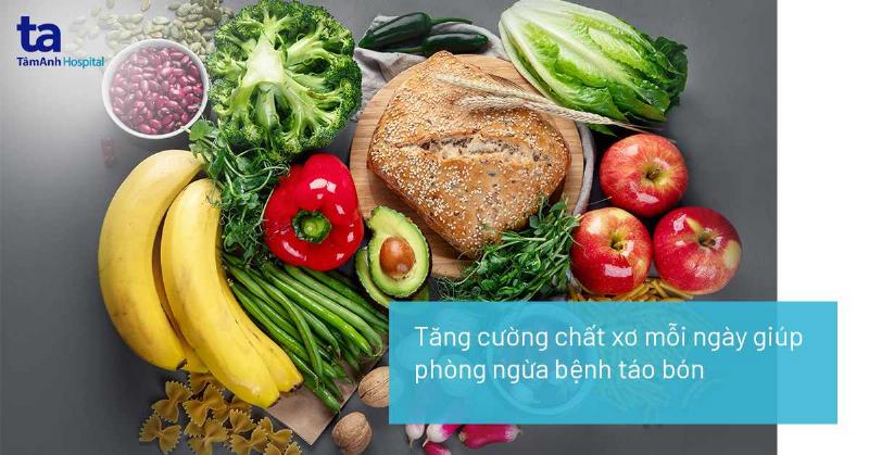 Hình ảnh minh họa các sai lầm phổ biến khi bón phân cho hoa hồng, như bón quá nhiều, bón sát gốc, hoặc bón khi đất khô, nhấn mạnh tác hại và cách tránh để bảo vệ cây.