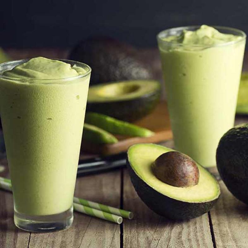 Hình ảnh một ly sinh tố chuối tiêu sánh mịn, trang trí lát chuối tươi