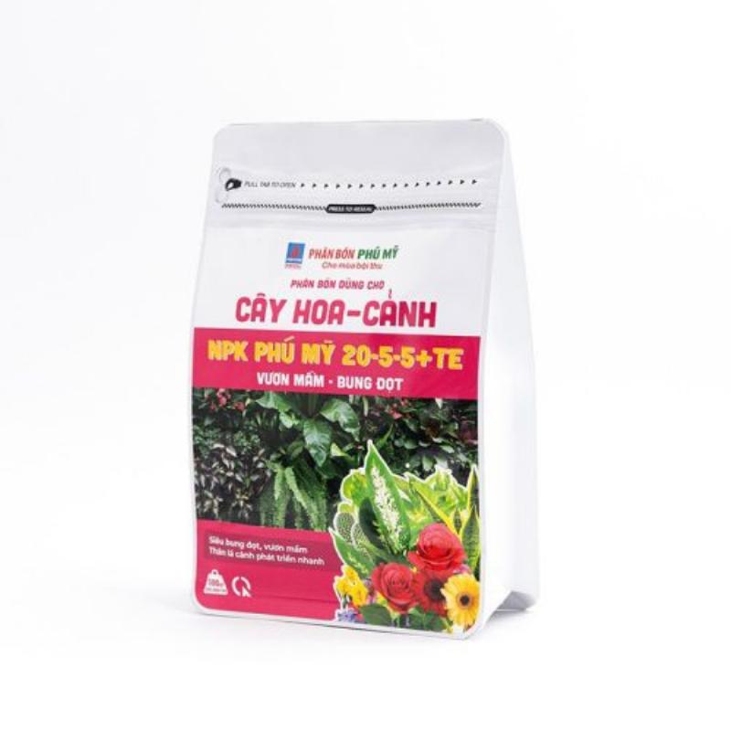 Tui phan NPK 20-20-15 mau sac noi bat tren nen dat trong