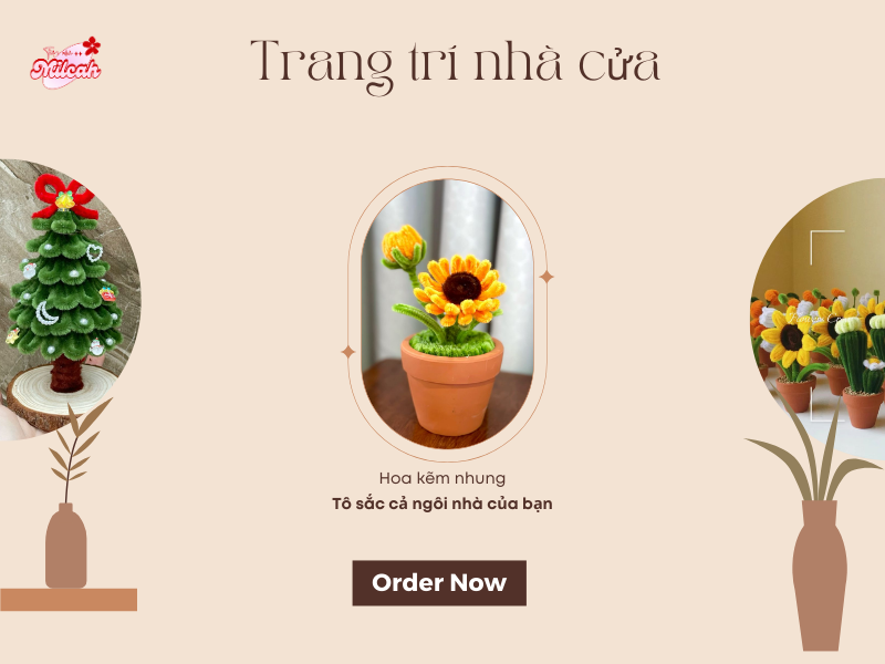 Bình hoa chuông trắng nhỏ xinh trang trí bàn làm việc, mang lại không gian thanh lịch và thư thái
