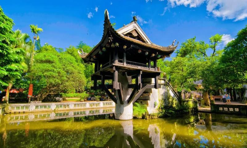 Một bàn tay đang chỉ vào lịch âm, bên cạnh là một bông hoa sen, tượng trưng cho sự thanh tịnh trong văn hóa tâm linh Việt Nam