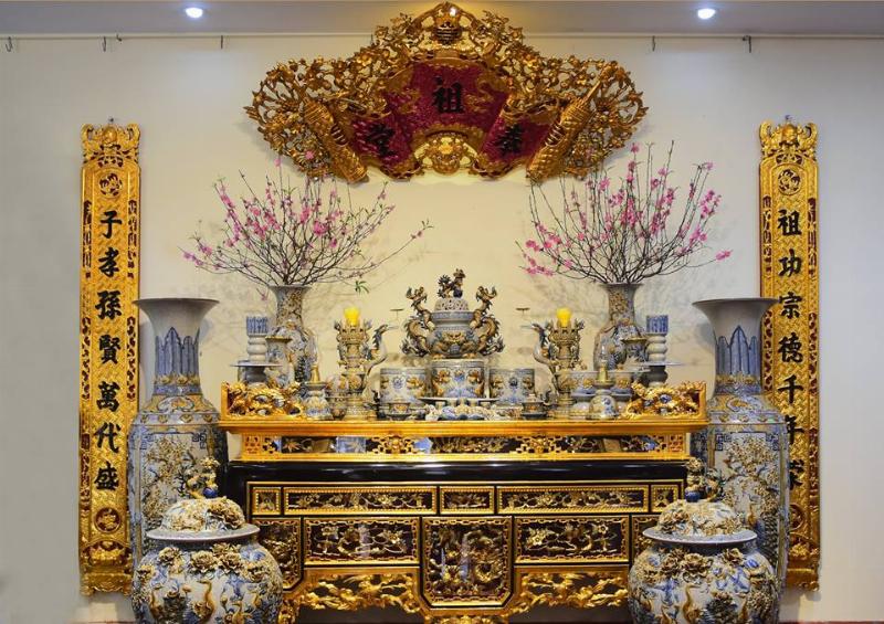 Một bình hoa tươi với sự kết hợp của các loại hoa và lá xanh, tạo nên vẻ đẹp hài hòa và phù hợp với năng lượng của người tuổi Canh Dần