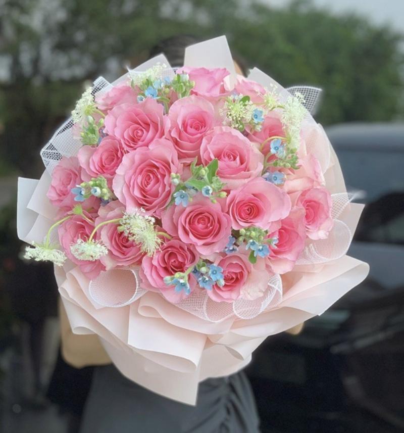 Một bó hoa kết hợp tinh tế giữa hoa phong lan, hoa hồng phấn và lá xanh, thể hiện sự sang trọng và lãng mạn, lý tưởng cho người sinh ngày 4 tháng 3 cung Song Ngư.