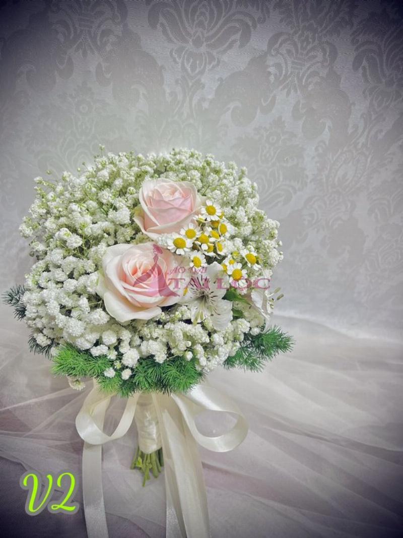 Hình ảnh một bó hoa kết hợp hoa trắng (như hồng trắng, lily trắng) và lá có màu xanh hoặc xám bạc, thể hiện sự kết hợp màu sắc phù hợp với Cự Giải.
