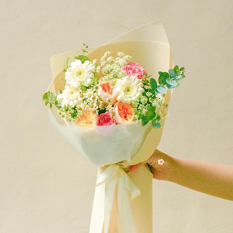 Bó hoa đa sắc biểu tượng cho việc truyền tải thông điệp yêu thương nhanh chóng với năng lượng 8 gậy